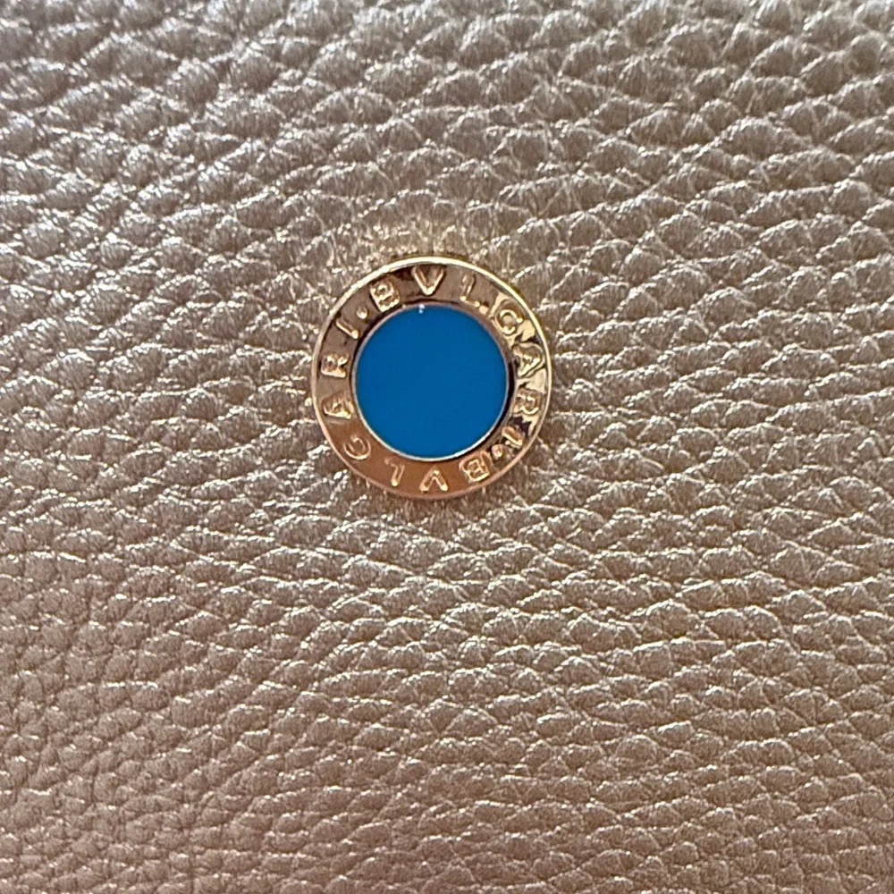 Bvlgari and Emirates Sand and Turquoise Amenity Bag. - Picture 3 of 8